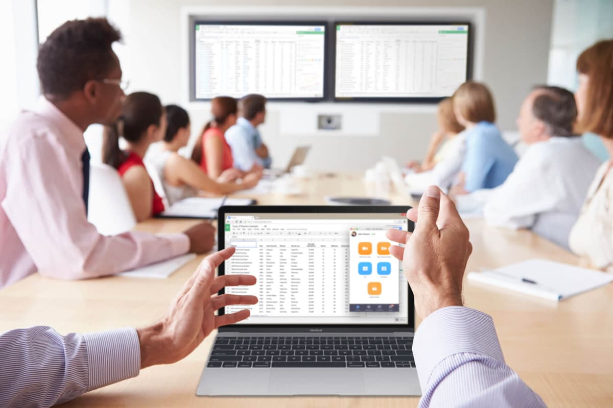 Zoomの画面共有方法まとめ！ホスト以外や共有できない時の対処法も解説