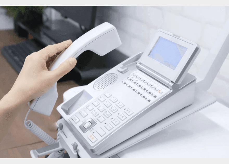 オフィスから電話が消える？2024年の固定電話廃止の問題や企業の動き