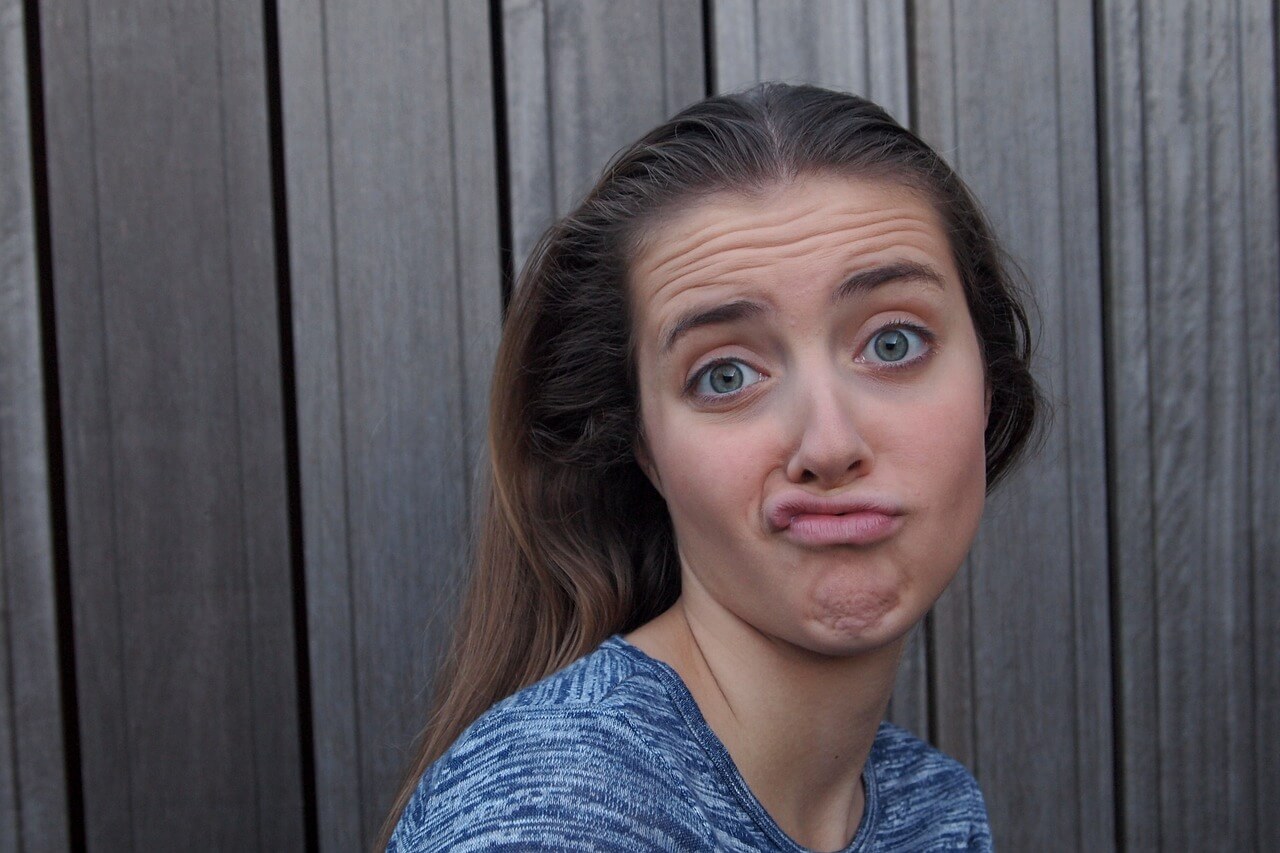 女性が嫌そうな顔をしています